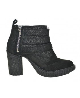 Bottines gothiques noires en cuir embossé à talon haut et boucles argentées – élégantes, sombres et raffinées.