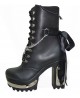 Bottines gothiques vegan noires avec talon métallique, chaîne et ruban satiné.
