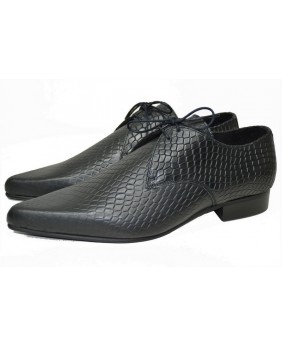 Richelieu Nevermind en cuir noir texturé façon peau de serpent.
