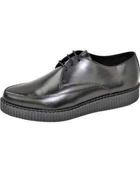 Creepers minimalistas en cuero negro, con cordones simples y suela de 3 cm.