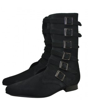 Bota retro de ante negro con 6 hebillas.