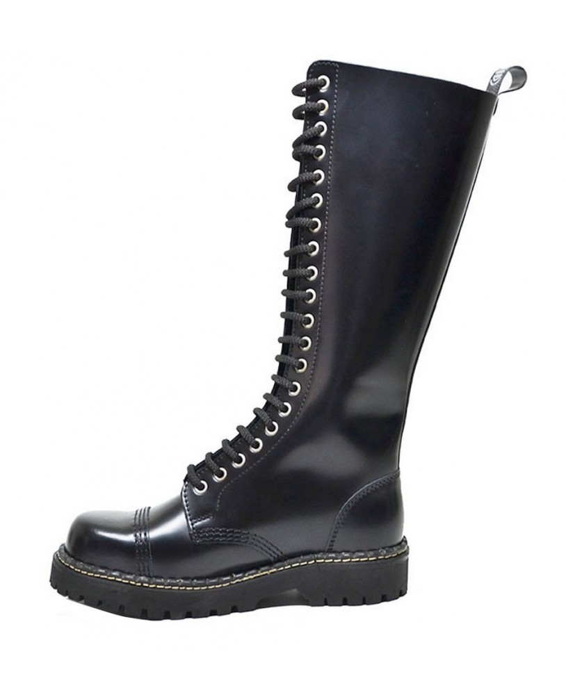 Stivale nero Nevermind con 20 fori, suola carrarmato e allacciatura completa.