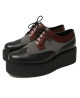 Nevermind creeper brogue tricolore – cuir noir, daim gris et détails bordeaux, sur semelle compensée.