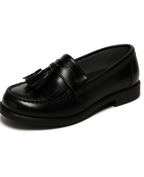 Mocassino Nevermind in pelle nera con nappine, stile vintage, business chic e casual chic.