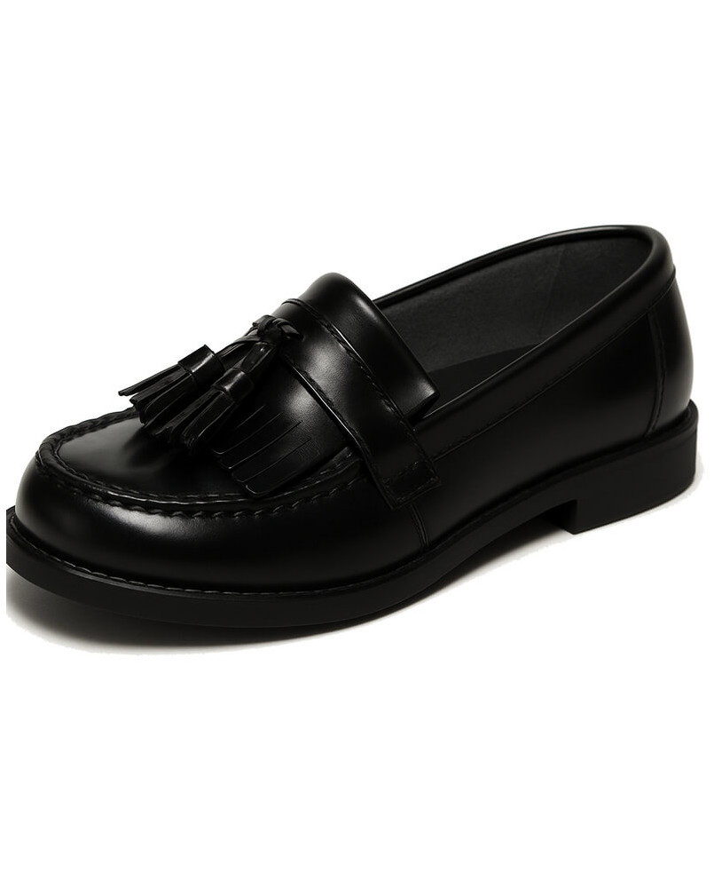 Mocassino Nevermind in pelle nera con nappine, stile vintage, business chic e casual chic.