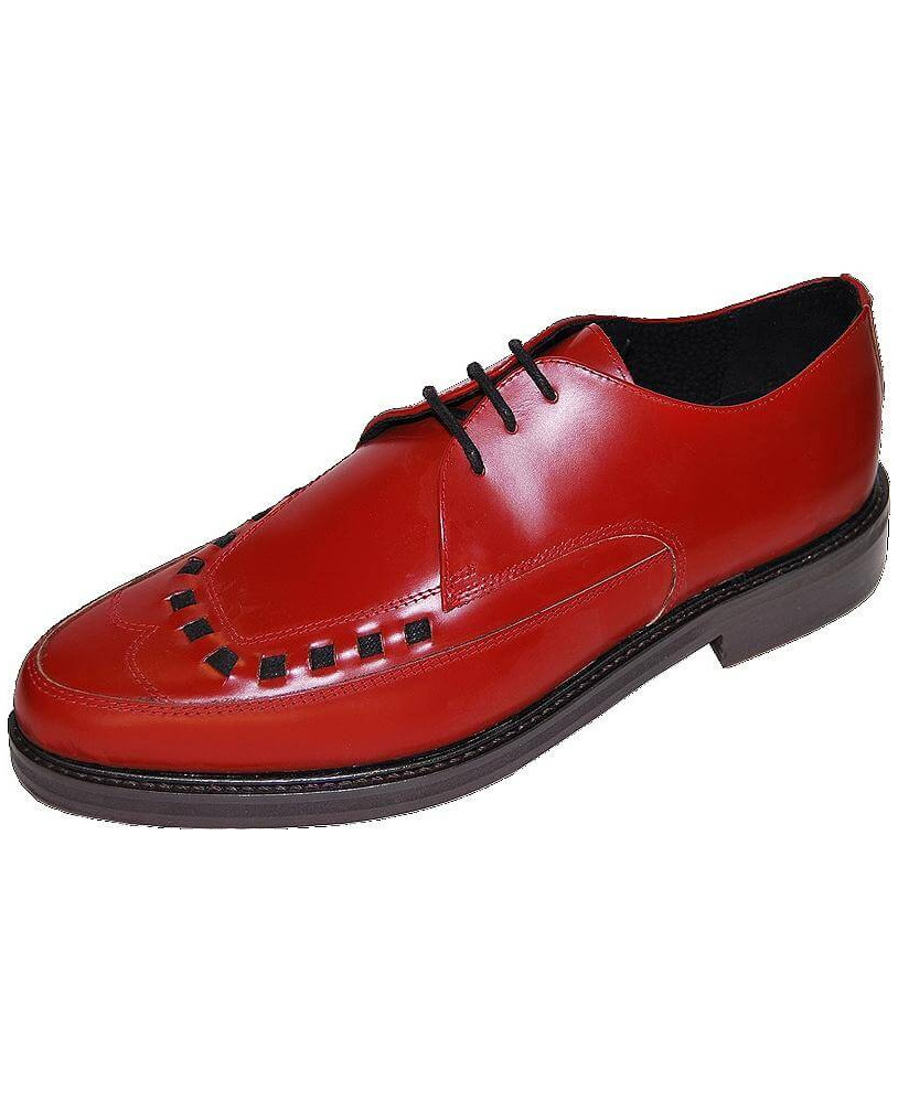 Oxford in bright red smooth leather – with black contrasting details and sturdy sole.