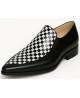 Schwarzer Lederloafer Nevermind mit Schachbrett‑Vamp und leicht spitzer Form.