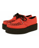 Creepers Nevermind in nabuk corallo con doppia suola nera – un classico rivisitato dal carattere ardente.