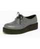 Creepers Nevermind en cuir lisse gris acier avec tressage artisanal et semelle noire massive.