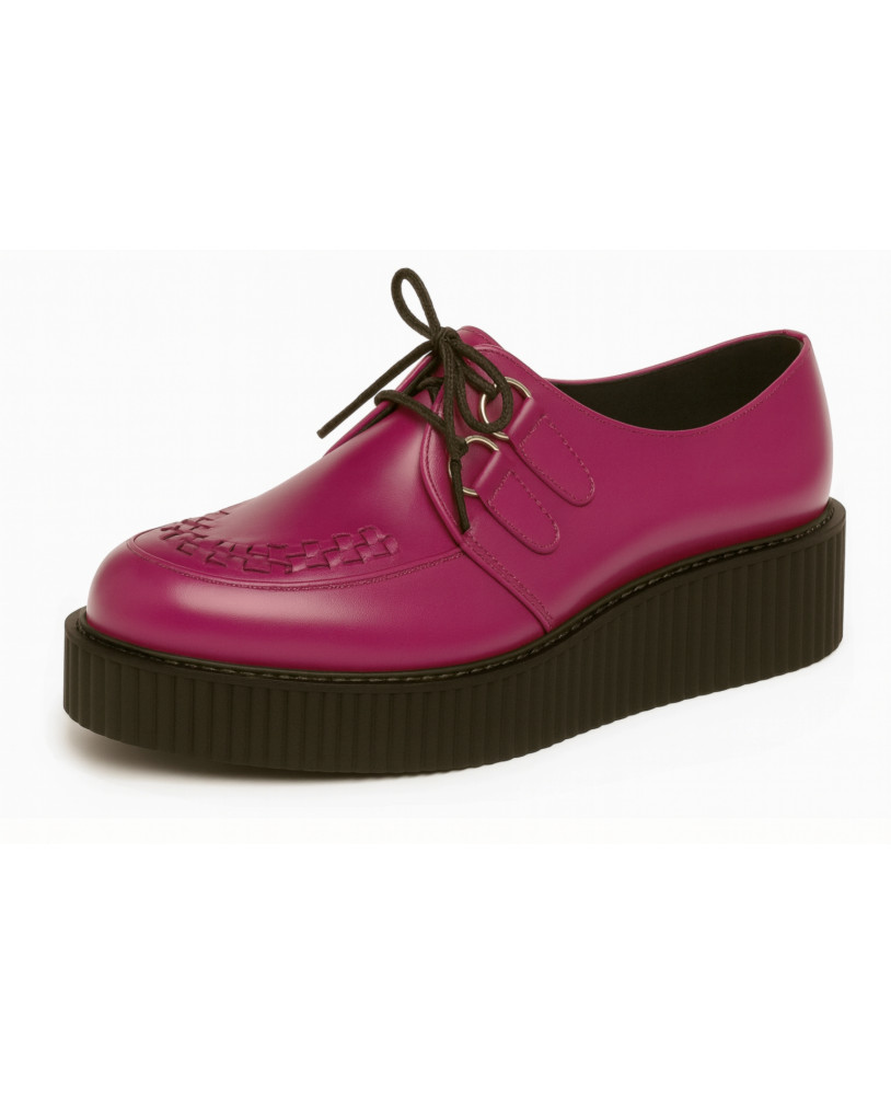 Creepers Nevermind en cuir lisse magenta avec tressage artisanal et semelle épaisse noire.