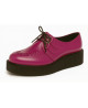 Creepers Nevermind en cuir lisse magenta avec tressage artisanal et semelle épaisse noire.