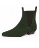 Botines Nevermind de efecto ante verde bosque.