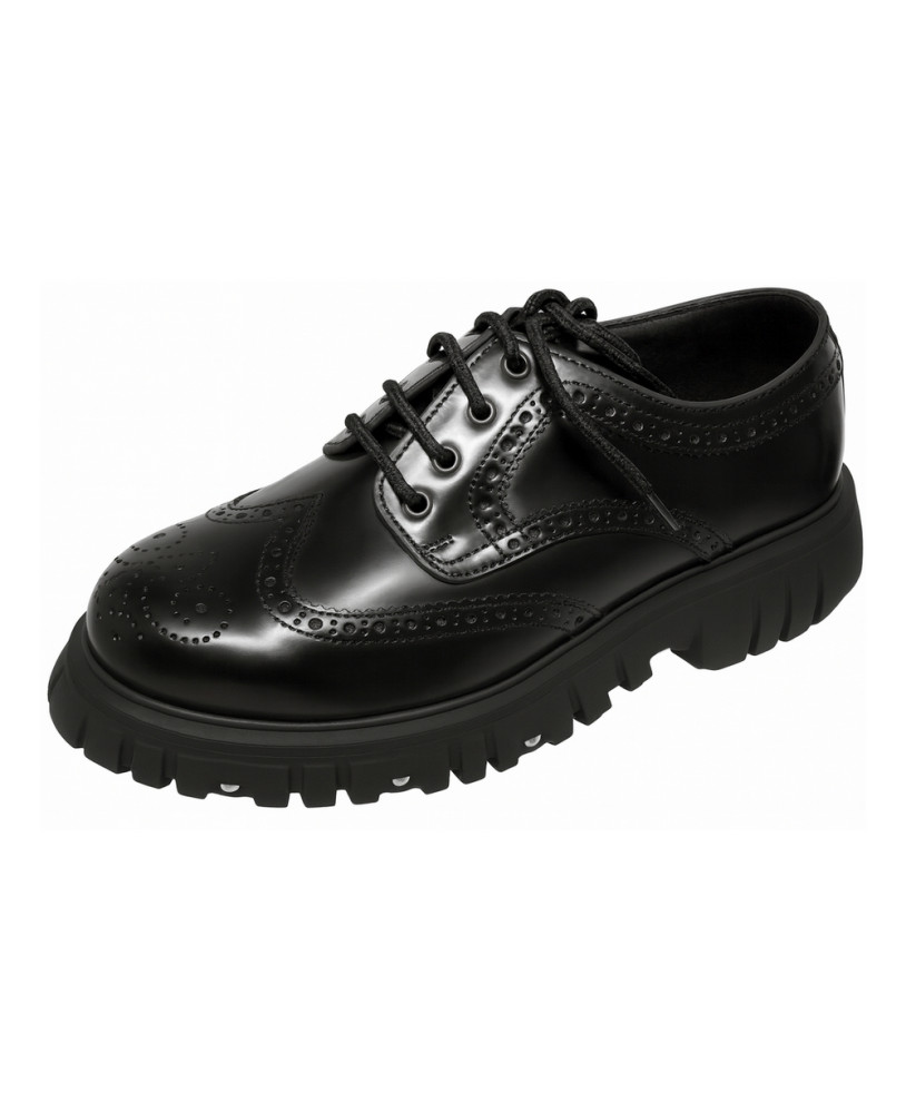 Pelle nera lucida, eleganza brogue e spirito industriale.