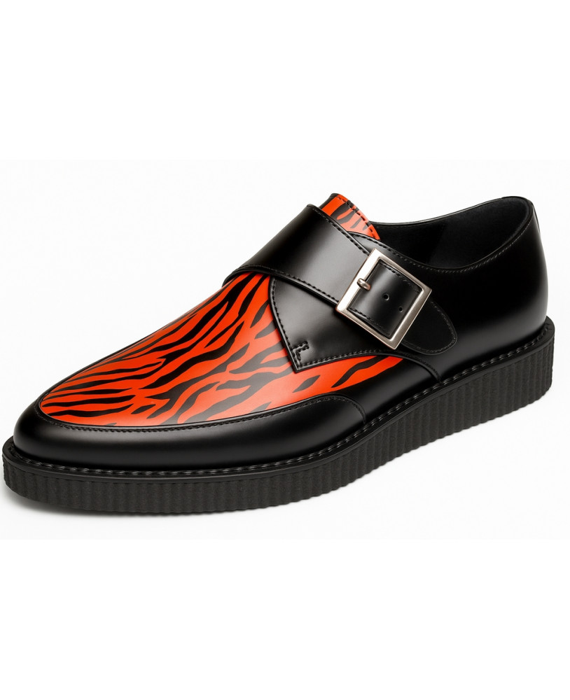 Creepers Nevermind a punta in pelle nera e rossa con stampa zebrata e fibbia metallica.