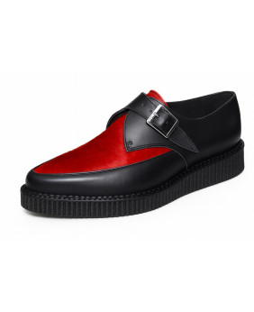 Creepers a punta con fibbia Nevermind in pelle nera e pelliccia bovina rossa.
