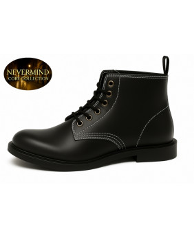 Stiefeletten aus schwarzem Leder mit weißen Nähten und schwarzen Schnürsenkeln.