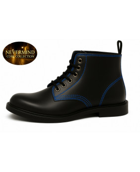Stiefeletten aus schwarzem Leder mit blauen Nähten und schwarzen Schnürsenkeln.