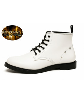 Boots en cuir blanc cloutées, Core Collection.