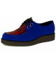 Creepers en velours bleu avec dessus tartan rouge et semelle simple en gomme.