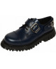 Chaussure rangers en cuir bleu marine avec boucles et vis décoratives.