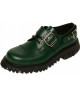 Zapato rangers de cuero verde con hebillas y tornillos decorativos.