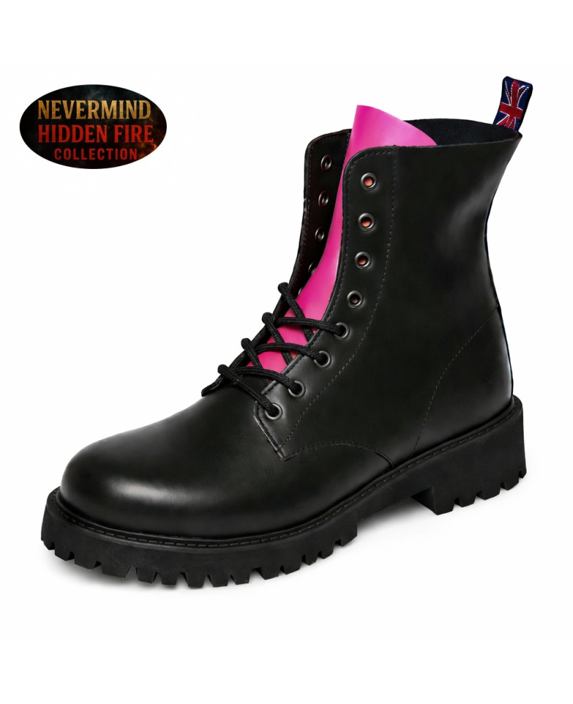 Rangers neri in pelle a 8 fori con linguetta rosa — audacia pop e comfort che dura.