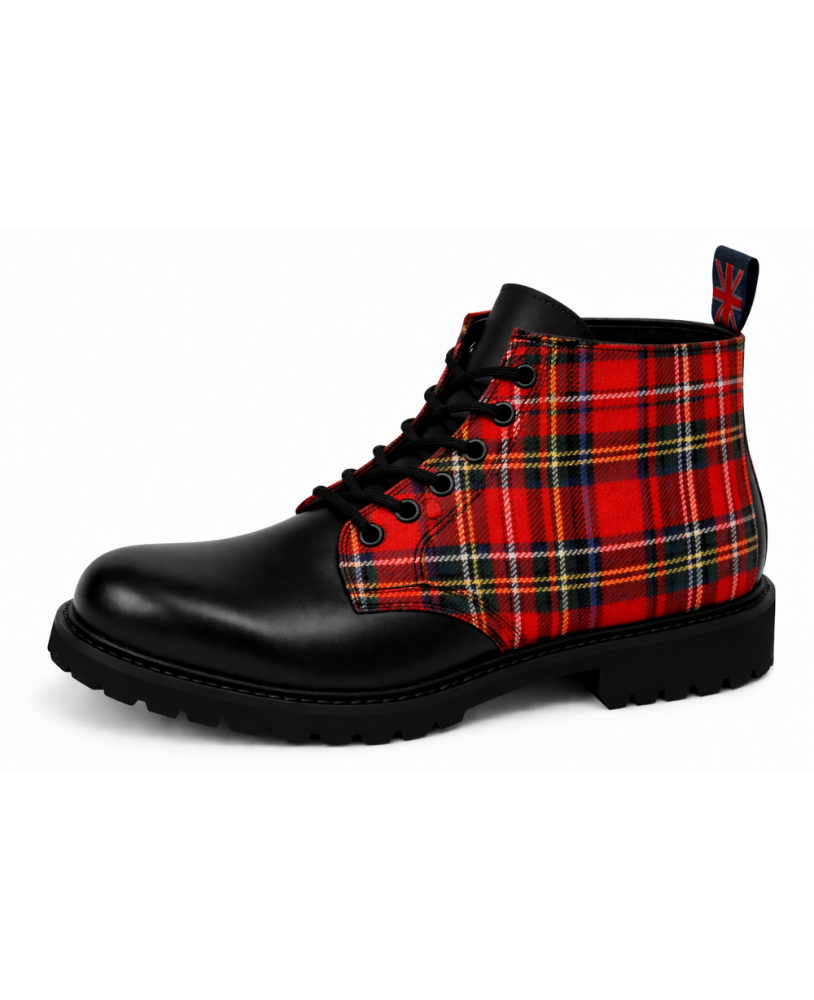 Botas ranger Nevermind en cuero negro y tartán rojo con cordones de 6 ojales y suela de caucho natural.