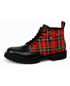 Rangers Nevermind cuir noir et tartan rouge avec épingles punk, laçage 6 œillets et semelle caoutchouc naturel.