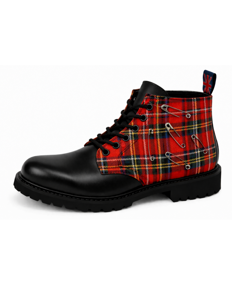 Rangers Nevermind cuir noir et tartan rouge avec épingles punk, laçage 6 œillets et semelle caoutchouc naturel.