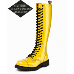 30-Loch Rangerstiefel Nevermind Shadow Command aus gelbem Lackleder mit schwarzen Ösen.
