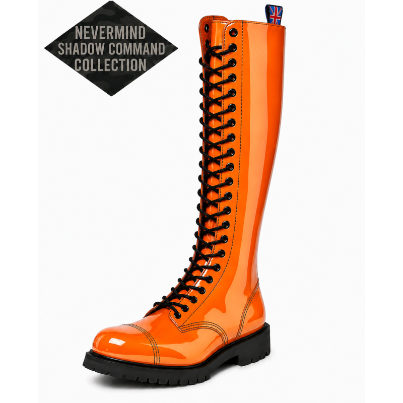 30-Loch Rangerstiefel Nevermind Shadow Command aus orangefarbenem Lackleder mit schwarzen Ösen.