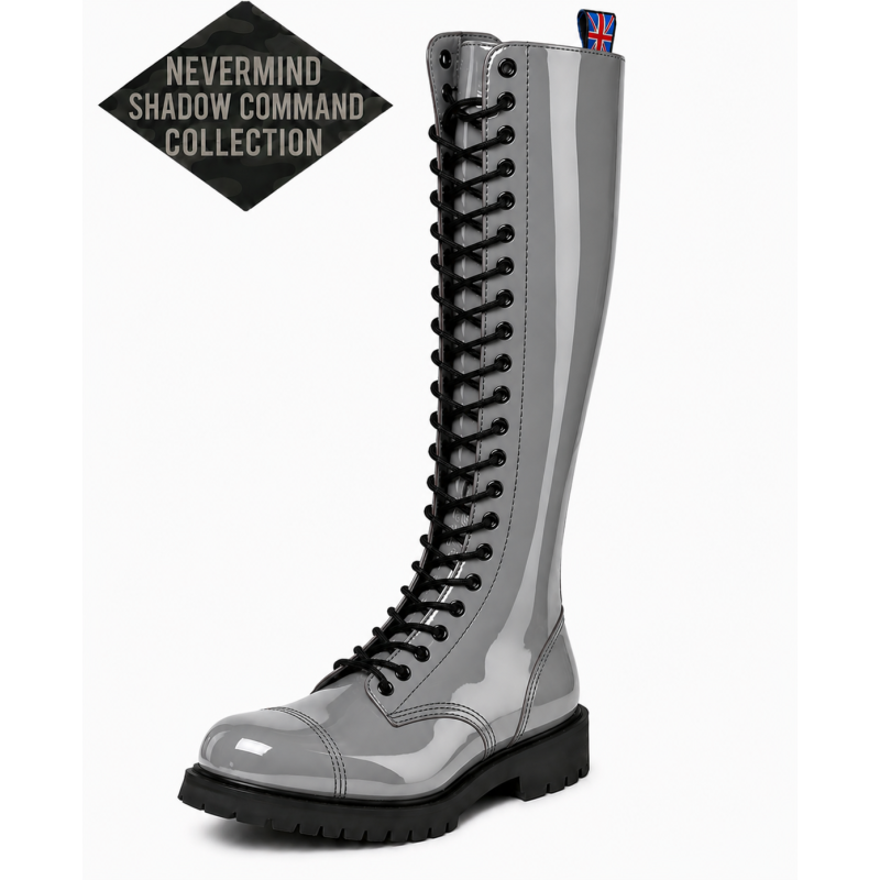 Anfibi Ranger Nevermind Shadow Command a 30 fori in pelle verniciata grigia con occhielli neri.