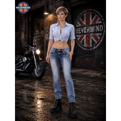 Eine Jeans mit aufwendigen Stickereien und funkelnden Ziersteinen.