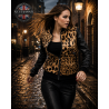 Eine Jacke in Lederoptik mit auffälligem Leopardenmuster und modernem Bomber-Stil.