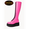 Bottes plateforme 30 œillets The Uprising en cuir verni rose avec semelle creeper UMD noire de 5 cm.