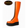Bottes plateforme 30 œillets The Uprising en cuir verni orange avec semelle creeper UMD noire de 5 cm.