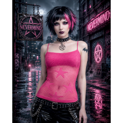 Un top de rejilla rosa con grandes estrellas para un look alternativo lleno de personalidad.