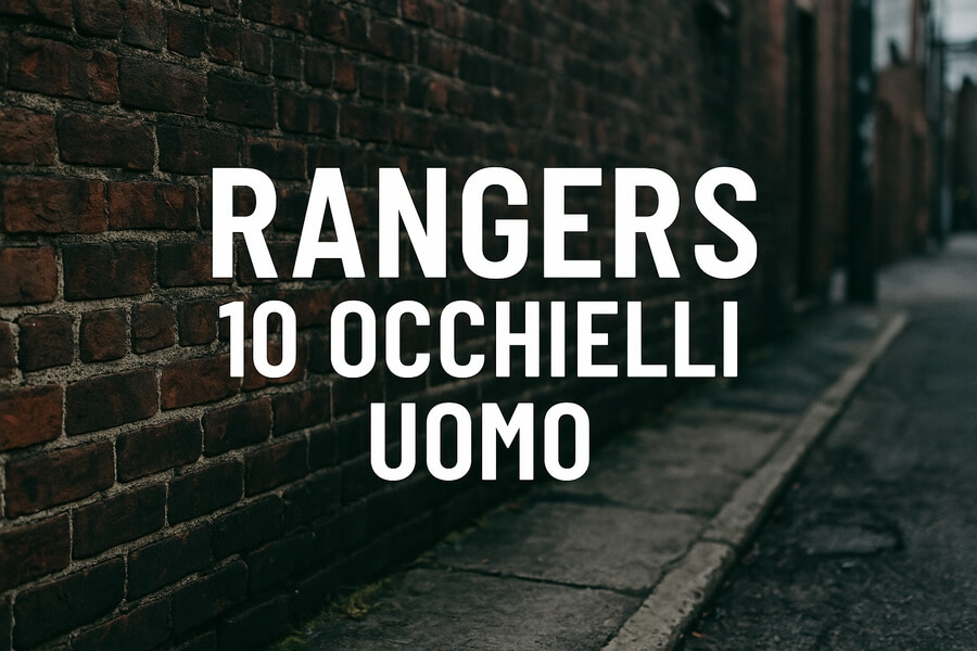 Stivali Rangers: testo bianco in primo piano su muro di mattoni scuro lungo una strada, stile urbano.