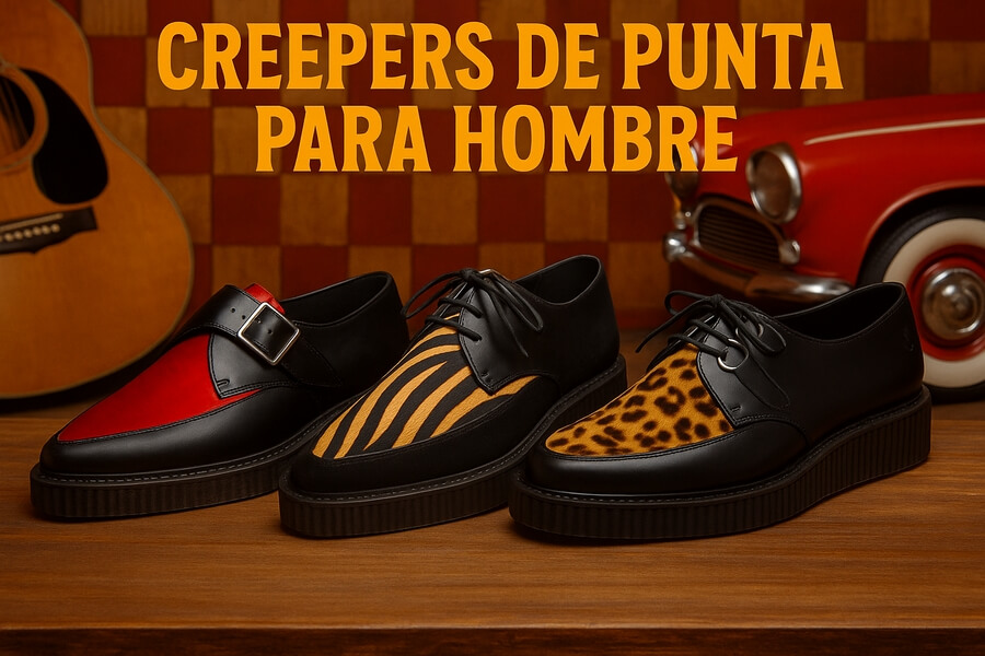 Zapatos creepers de punta para hombre con patrones animal print en cuero negro, exhibidos sobre mesa junto a guitarra y auto clásico.