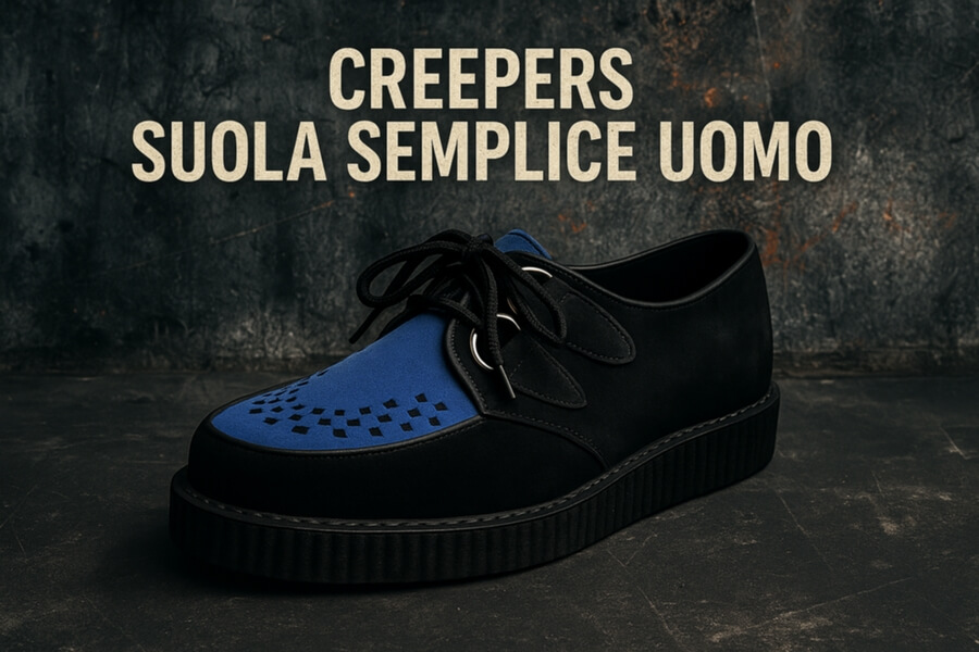 Scarpa creeper nera con tomaia blue ricamata sul davanti, lacci neri e suola spessa, sfondo scuro con testo “CREEPERS SUOLA SEMPLICE UOMO”