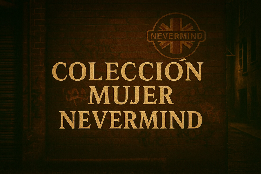 Eslogan blanco en muro oscuro que dice “COLECCIÓN MUJER NEVERMIND” con logo circular Nevermind en la esquina superior.